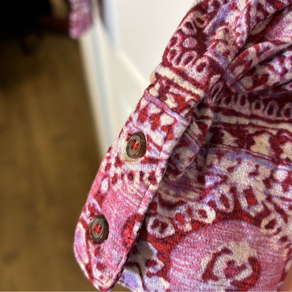 FREE PEOPLE RED WHITE PINK PAISLEY PATTERNED V NECK BLOUSE SIZE EXTRA SMALL - Picture 7 of 16